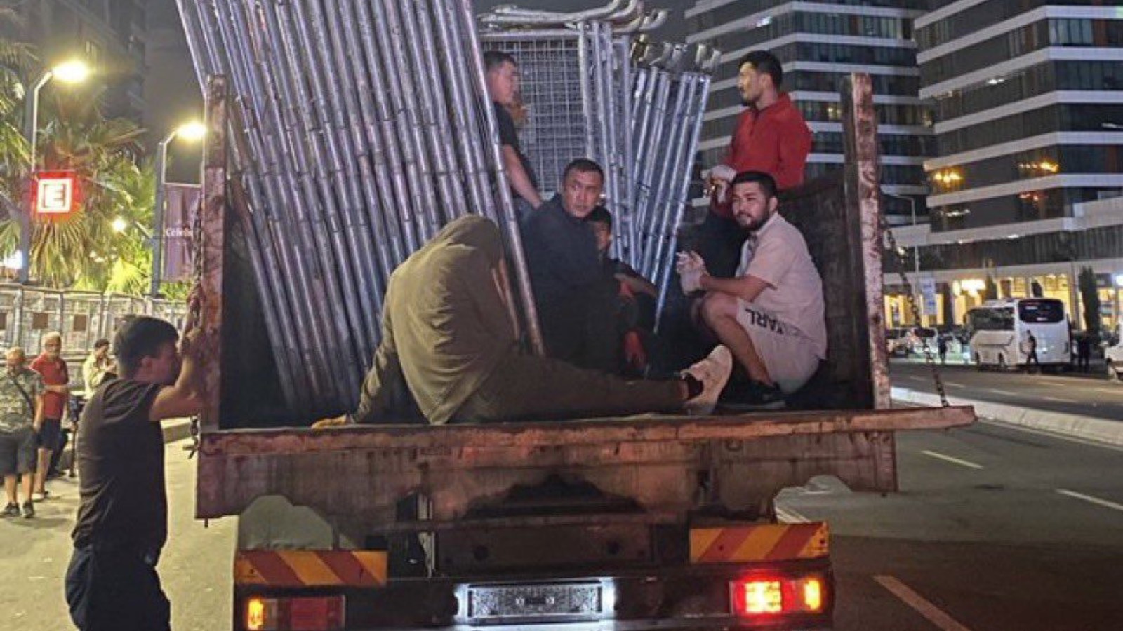 chp istanbul il baskanligi onune plakasiz araclarla barikat tasinmasi meclis gundeminde kim veya hangi kurum izin verdi gerekce nedir UBqCWjyj