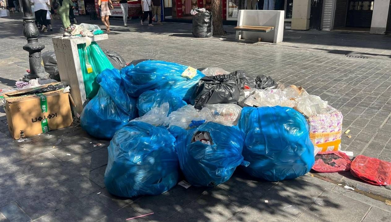 karsiyaka belediyesinde grev sokaklarda cop yiginlari olustu PXHVjfNk