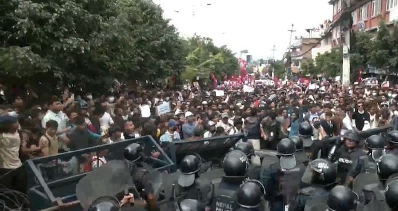 sosyal medyayi kapattilar protestolarin onunu alamadilar basbakan istifa etti 7PEEy43d