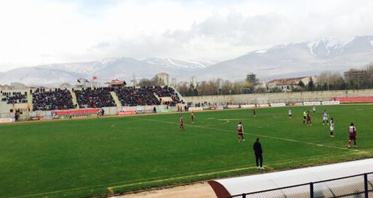 yenilen takimin taraftari stadyumu boyle parcaladi TXdc4zk5