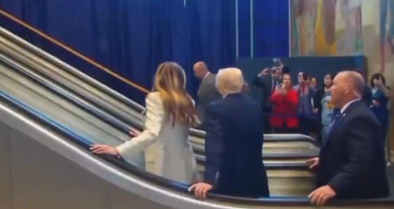 yuruyen merdiven trump binecekken arizalandi beyaz saraydan aciklama geldi CKInbqqc