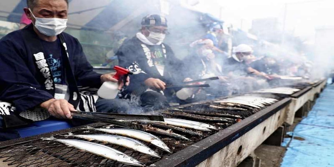 av iyi gecti balikcilar halka bedava dagitti 7GjCVCvR.jpg