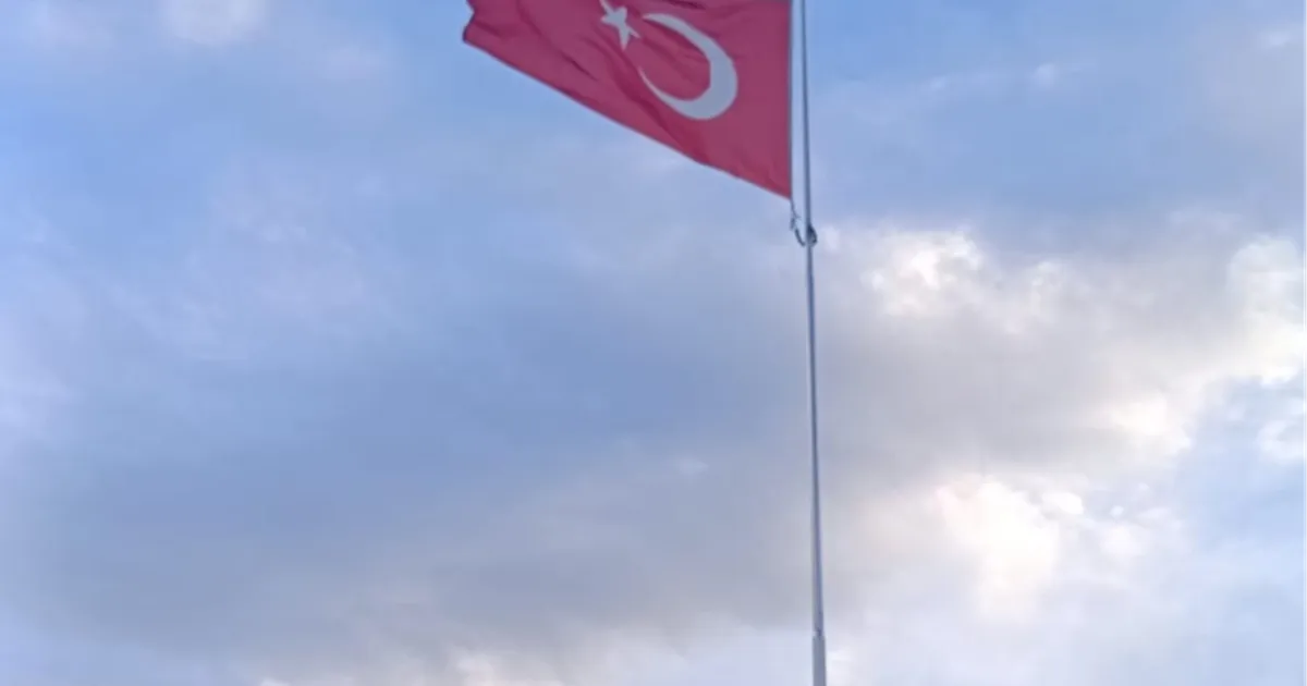 bilecik gumusderede 20 metrelik turk bayragi goklerde hppbbdEv.webp