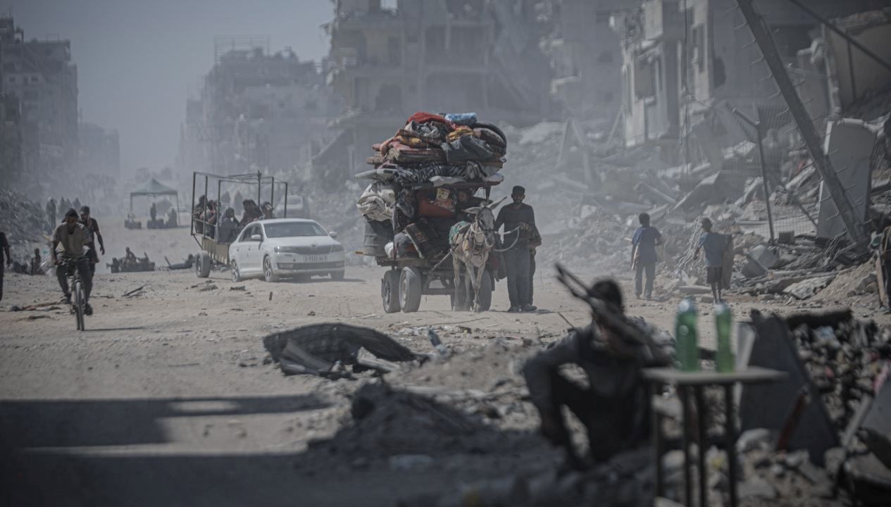 israil askerleri gazzede evini kontrol eden filistinliyi katletti KjaxImhU.jpg