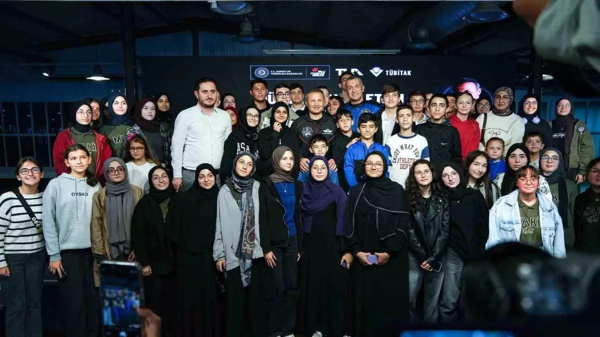 turkiyenin ilk astronotu alper gezeravci ogrencilerle uzay deneyimlerini paylasti yBIzjJiV.jpg