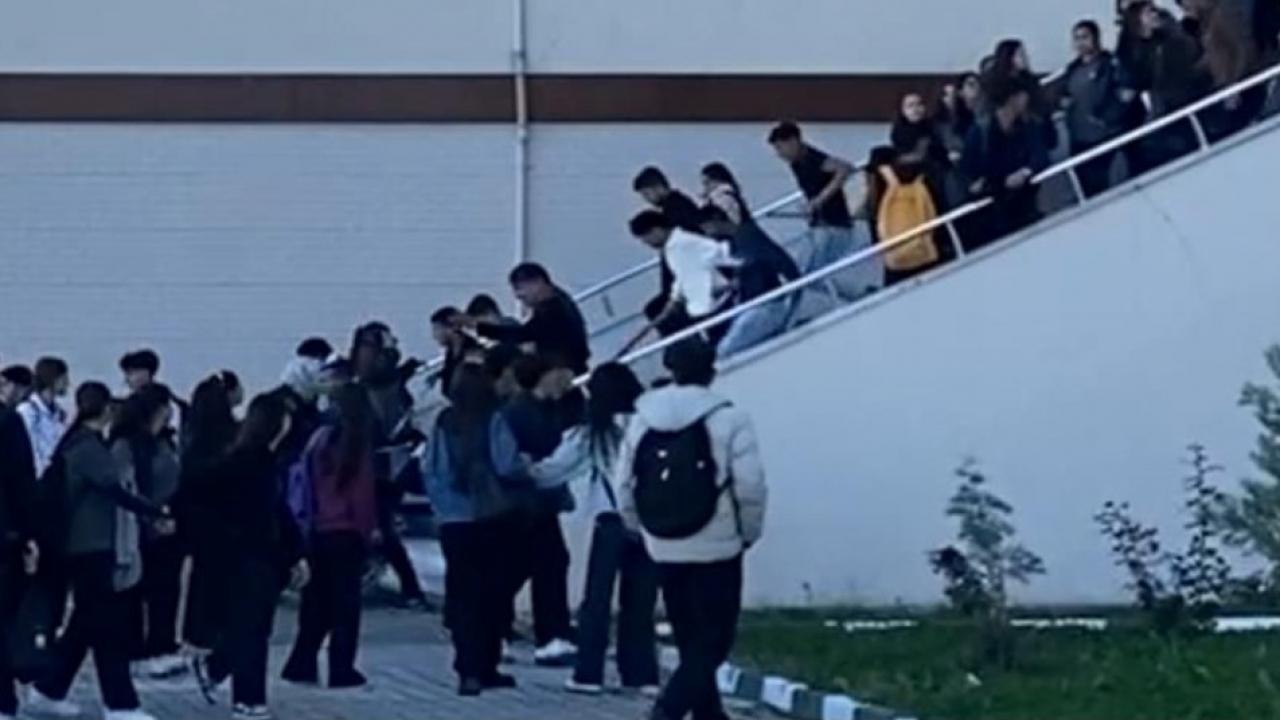 okulda korku dolu anlar sopalarla baskin yaptilar 4cL9EmJj.jpg