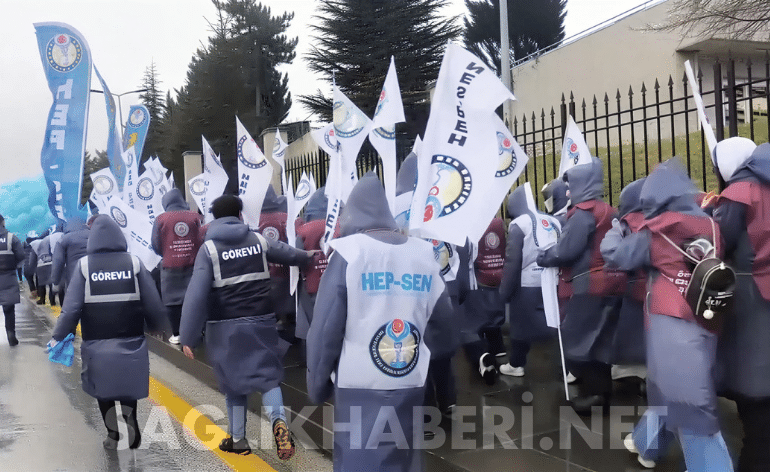 Yağmura Rağmen “Atama” Yürüyüşü: Sağlıkçılar Bakanlık Önüne İlerliyor • Sağlık Haberi