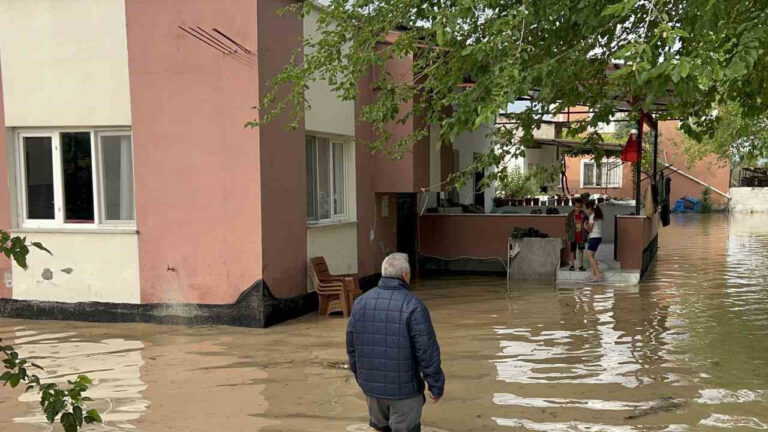 osmaniyede-saganak-etkili-oldu-evleri-ve-tarlalari-su-basti-sW18mSy4