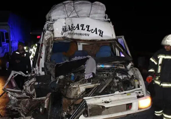 tarim-iscilerini-tasiyan-minibus-tira-arkadan-carpti-12-yarali-HS7fsbIa