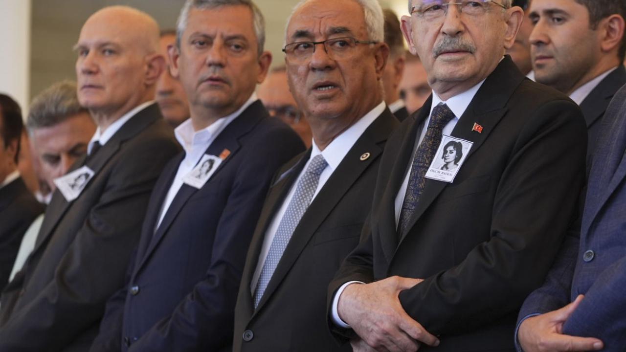 Kilicdaroglu ile ozgur ozelin katildigi cenazede sok detay celenkler torene damga vurdu 2Jc7Da39